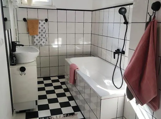 W Sasiedztwie Lasu 1800m Od Morza